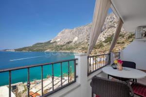a balcony with a table and a view of the ocean at BeachView Apartments in Drasnice in Drašnice