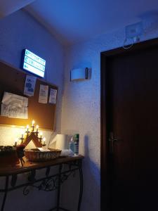 Μια τηλεόραση ή/και κέντρο ψυχαγωγίας στο Apartment & Rooms Constantí