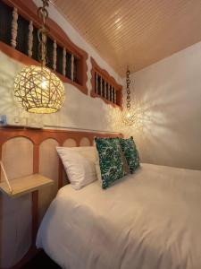 Llit o llits en una habitació de Mahalo Hostel