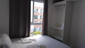 1 dormitorio con 1 cama y ventana en Muro Alto Condomínio Clube - Porto de Galinhas, en Porto de Galinhas