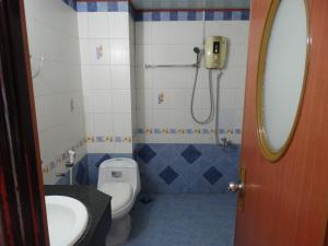 Koupelna v ubytování Thuong Hai Hotel