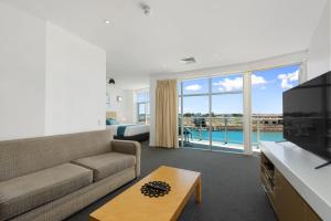 נוף של הבריכה ב-Wallaroo Marina Sea Vu Apartment או בסביבה