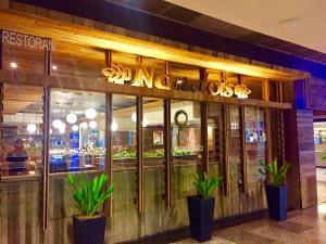 ein Restaurant mit Pflanzen vor einem Geschäft in der Unterkunft Universal Times Suites At Times Square in Kuala Lumpur