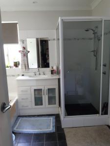 een badkamer met een douche en een wastafel bij Mundaring Bed and Breakfast in Mundaring