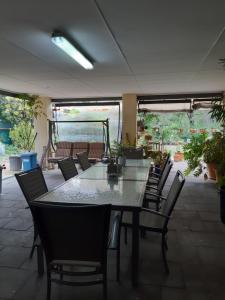 een tafel en stoelen in een kamer met een patio bij Mundaring Bed and Breakfast in Mundaring