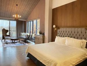 FengpingにあるVilla 88のベッドルーム(大型ベッド1台付)、リビングルームが備わります。
