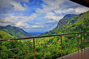 - Balcón con vistas a un valle de montaña en Hotel Ella`s Edge, en Ella