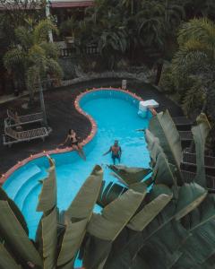 zwei Personen im Pool eines Resorts in der Unterkunft The Hotel by the Red Canal in Mandalay