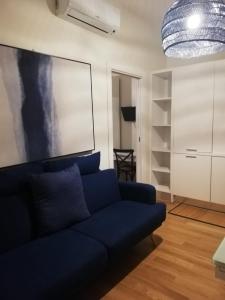 salon z niebieską kanapą i obrazem w obiekcie Futura Exclusive Suite 3 w mieście Bari