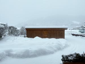 アーヘンキルヒにあるApartment Linaの雪山の積もった庭の雪小屋