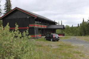 罗恩Bergfosshytta 1 sør的一辆黑色汽车停在一栋建筑物前