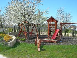 un parque infantil con columpios en Romantikchalet, en Breitenbrunn am Neusiedler See