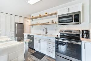 Kuchyň nebo kuchyňský kout v ubytování Bend Riverside Condos Near Downtown Bend + 37 fotografií