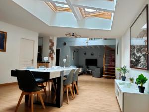 - une salle à manger et un salon avec une table et des chaises dans l'établissement Luxury Loft Lourdes, à Lourdes