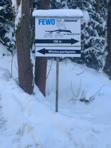 un segno nella neve vicino a un albero di Ferienwohnung Eulennest a Dippoldiswalde Altre 38 foto
