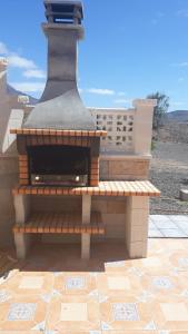 um forno de pizza ao ar livre sentado num pátio em Finca Los Rosales em Lajita