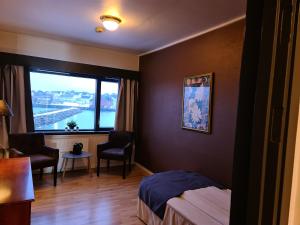 Postel nebo postele na pokoji v ubytování Vardø Hotel