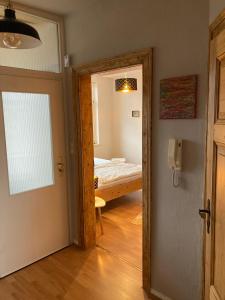 een kamer met een deur naar een slaapkamer met een bed bij Ferienwohnung in der schönen Rattenfängerstadt in Hameln