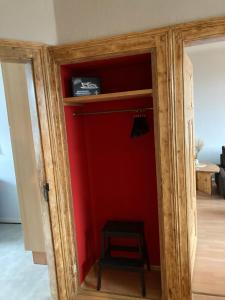 a mirror with a wooden frame with a chair in a room at Ferienwohnung in der schönen Rattenfängerstadt in Hameln