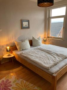 een slaapkamer met een groot bed en een raam bij Ferienwohnung in der schönen Rattenfängerstadt in Hameln