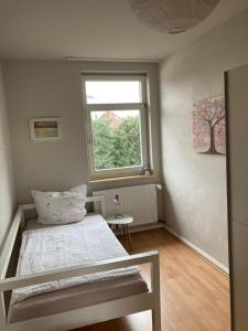ハーメルンにあるFerienwohnung in der schönen Rattenfängerstadtの小さなベッドルーム(ベッド1台、窓付)