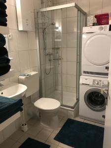 La salle de bains est pourvue d'une douche, de toilettes et d'un lave-linge. dans l'établissement Helle Wohnung mit Balkon, à Pachten