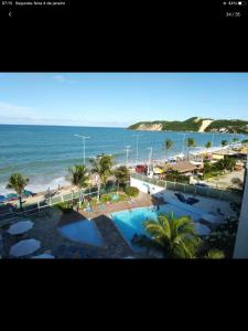 uma vista para a praia e para o oceano com um resort em PONTA NEGRA BEACH - Natal em Natal