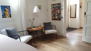 um quarto com uma mesa e duas cadeiras e uma cama em Accommodatie JURPLACE Centrum em Middelburg