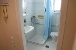 a bathroom with a toilet and a tub and a sink at ☆Minimal 6 floor Apartment in the Center of Patras in Patra +5 photos