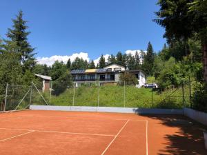 Tenis alebo squash v ubytovaní La Irmania Pension alebo jeho okolí