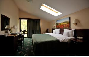 Un pat sau paturi într-o cameră la Zan Hotel
