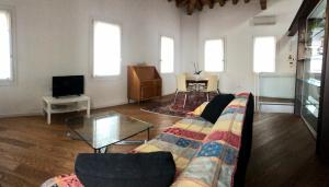 a living room with a couch and a tv at Motta di Livenza Deluxe in Motta di Livenza