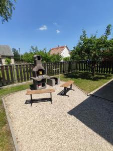 un parque con mesa de picnic y fogones en Zafír Nyaraló, en Balatonfenyves