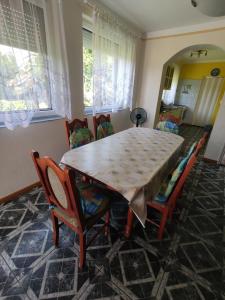 comedor con mesa y sillas en Zafír Nyaraló, en Balatonfenyves