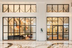 AMI Suites في كوالالمبور: تسليم مدخل مبنى بأبواب زجاجية