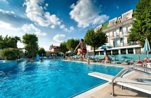 un hombre saltando a una piscina en Hotel Paris Resort, en Bellaria-Igea Marina