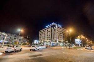 budynek z oświetleniem na górze w nocy w obiekcie Apartments Athos w mieście Podgorica