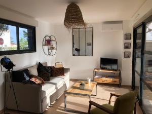 Un televizor și/sau centru de divertisment la Cottages du Valcoquet