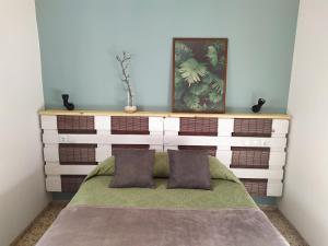 貝納薩的住宿－XALET de MUNTANYA，一间卧室配有带2个枕头的床