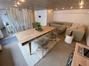 uma sala de estar com uma mesa e um sofá em basement 77 em Tönisvorst