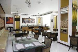 Ein Restaurant oder anderes Speiselokal in der Unterkunft The Palace Hotel - فندق القصر 
