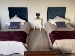 2 Betten nebeneinander in einem Zimmer in der Unterkunft MONTISMAURELLI in Montmoreau