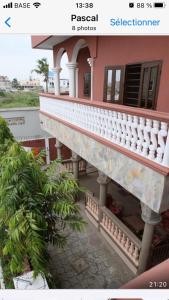 een balkon van een huis met een witte leuning bij Irini's apartment in Cotonou