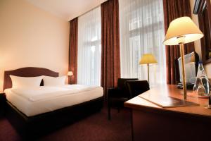 Una cama o camas en una habitación de Akzent Hotel Am Goldenen Strauss