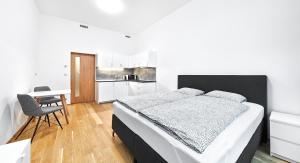 Кровать или кровати в номере Apartments Harfa