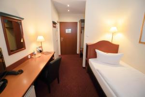 Una cama o camas en una habitación de Akzent Hotel Am Goldenen Strauss