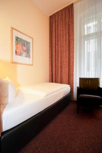 Una cama o camas en una habitación de Akzent Hotel Am Goldenen Strauss