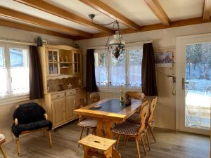 uma sala de jantar com uma mesa de madeira e cadeiras em Appenzellerland - Ferienhaus "Bömmeli" em Hundwil