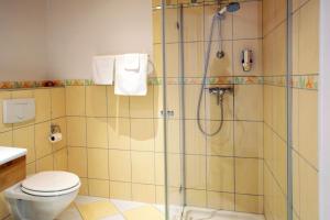 Koupelna v ubytování B&B Siglistorf + 37 fotografií