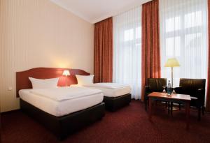 Tempat tidur dalam kamar di Akzent Hotel Am Goldenen Strauss